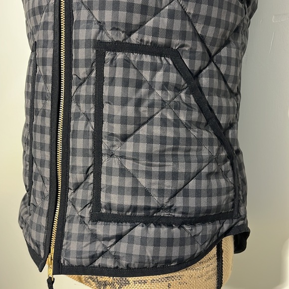 J. CREW || Quilted Excursion Puffer Vest. Sz. XS - Picture 7 of 13